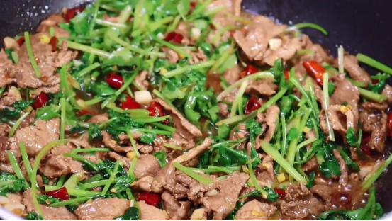 牛肉最适合搭配什么吃，牛肉可以搭配什么吃（这个做法真的好吃到哭）