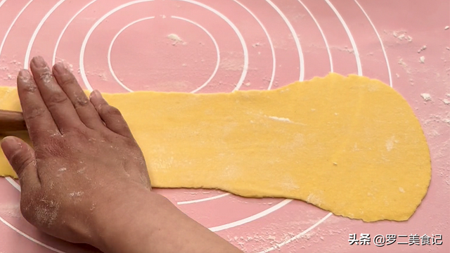 烫面饼怎么做又软又香，烫面饼怎么做又软又香窍门（出锅暄软多层）