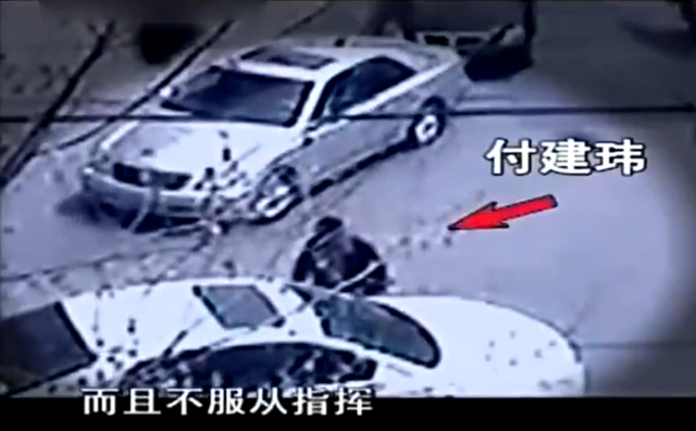四个凶神恶煞，2011年男子当街殴打交警致其犯病死亡
