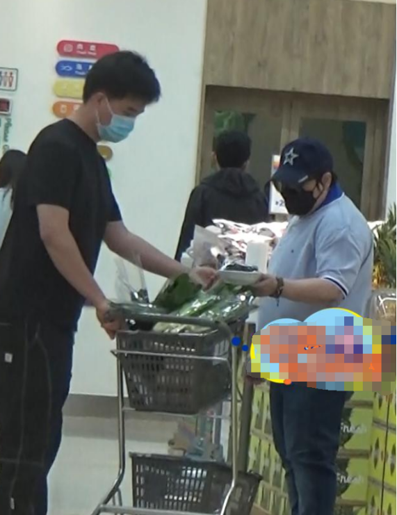 韩红是男还是女，韩红是女的还是男的（51岁韩红与男司机去超市购物）