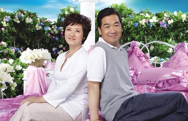 61岁穿婚纱，一生无子，放弃事业的邓婕与张国立的爱情故事
