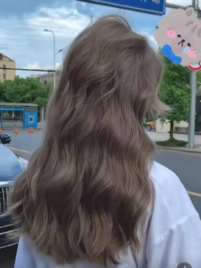 这个发色在阳光下显白又朝气又好看,光泽感很奈斯