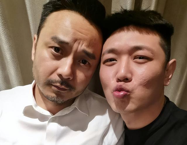 田源出了什么事，田源自曝下跪是什么节目（田源直播唱歌被批虚伪）
