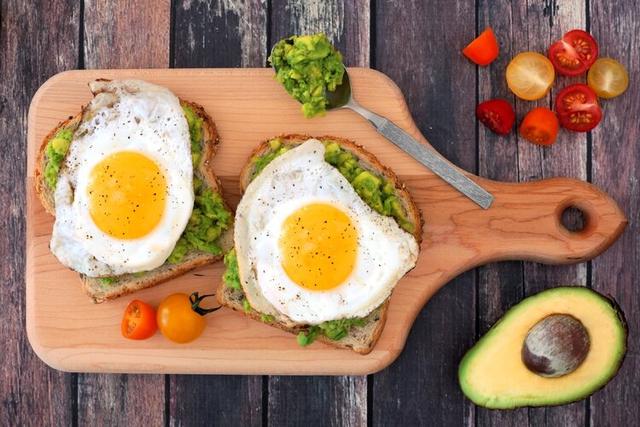 早上长期吃鸡蛋的危害，女性早晨吃鸡蛋的好处（心脏病和癌症死亡风险或升高）