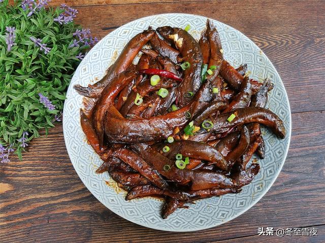 泥鳅鱼怎么做好吃，泥鳅鱼炖茄子的家常做法（多吃这鱼“赛人参”）