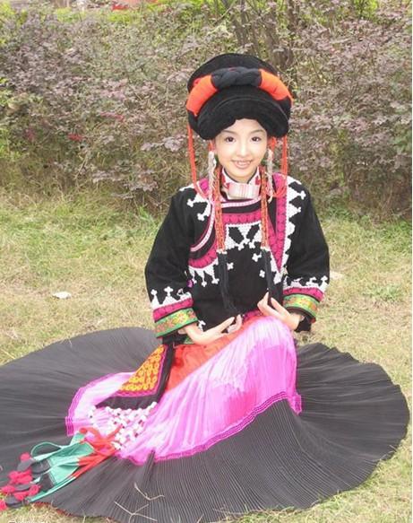 凉山彝族传统服装，中国传统服饰之彝族服饰