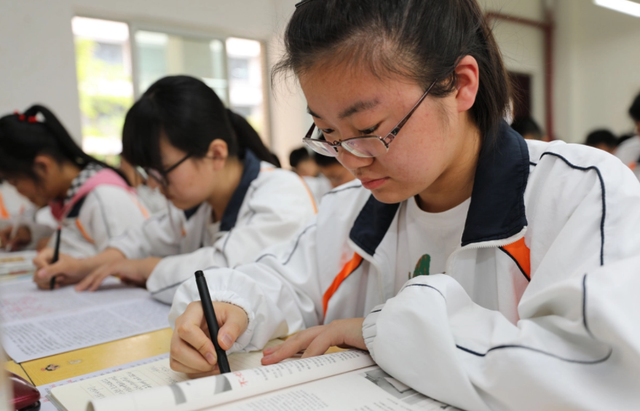 高中毕业证什么时候可以拿到，高中毕业证什么时候领（高中生苦读三年才发现）