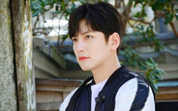 而池昌旭扮演了剧中的部电男汉族长安师兄,他的长相十分帅气而且有型