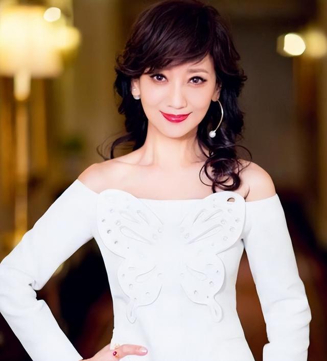 头发染白色怎么染，头发染白色怎么染好看（试试这3种颜色、5款发型更减龄）