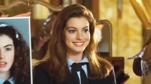 形容女生笑容灿烂的句子，形容女生笑容灿烂的句子成语（难以抗拒的笑容与美丽）