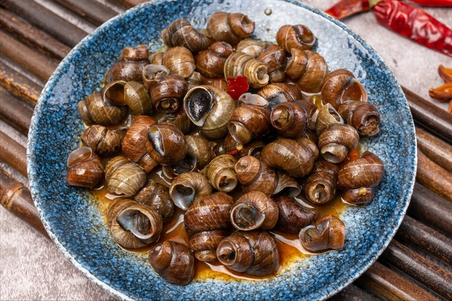 田螺要剪掉尾部吗，田螺尾部剪掉田螺还能活吗（田螺要想吃着放心）