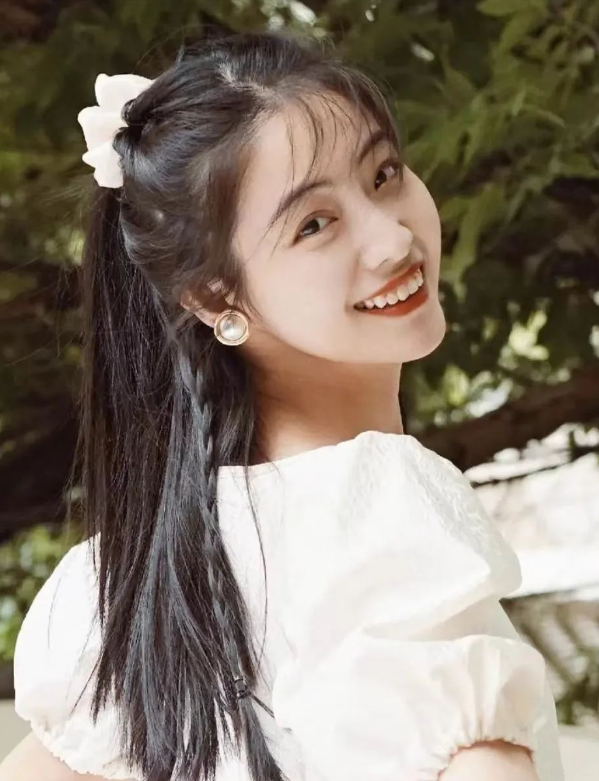 刘海怎么扎上去好看，齐刘海怎么扎头发好看（头发少的女人这样扎头发）