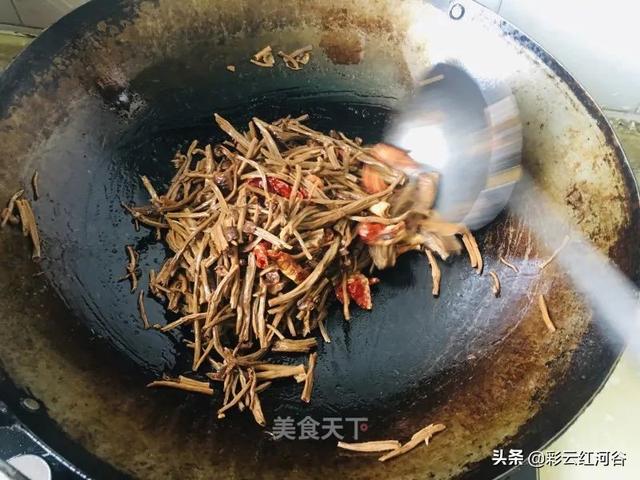 茶树菇黄豆红烧肉，茶树菇土豆烧肉的做法（嚼在嘴里全是肉香）