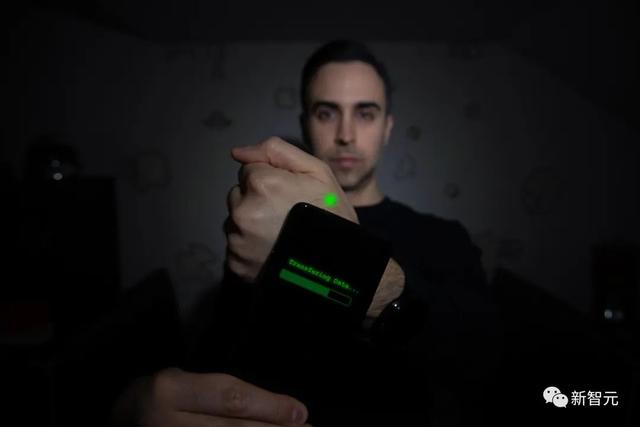 特斯拉怎么开门，特斯拉model3怎么开门（外国小哥竟人肉解锁特斯拉）