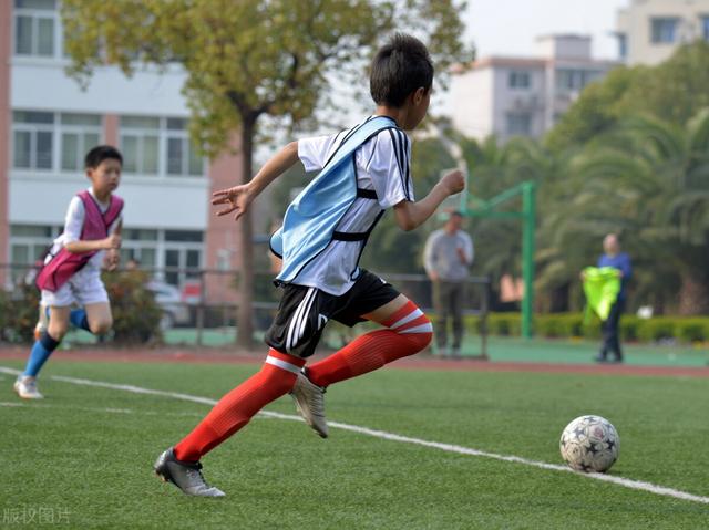 关于什么什么笑的作文，关于什么什么笑的作文英语（笑》球场齐拼搏，快乐流成河）