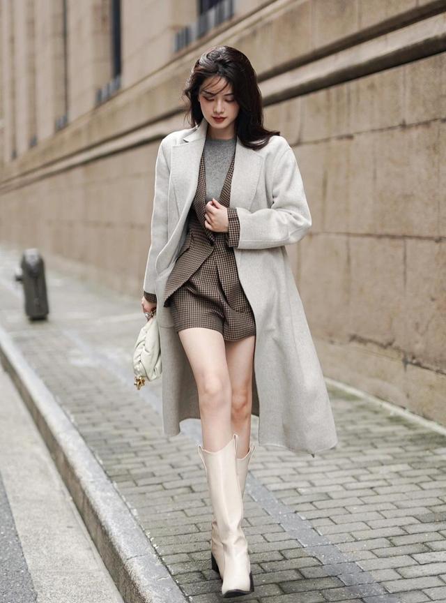 皮裙搭配什么上衣图片，皮裙怎么搭配衣服图片（短裙+靴子才是轻熟风的正确打开方式）