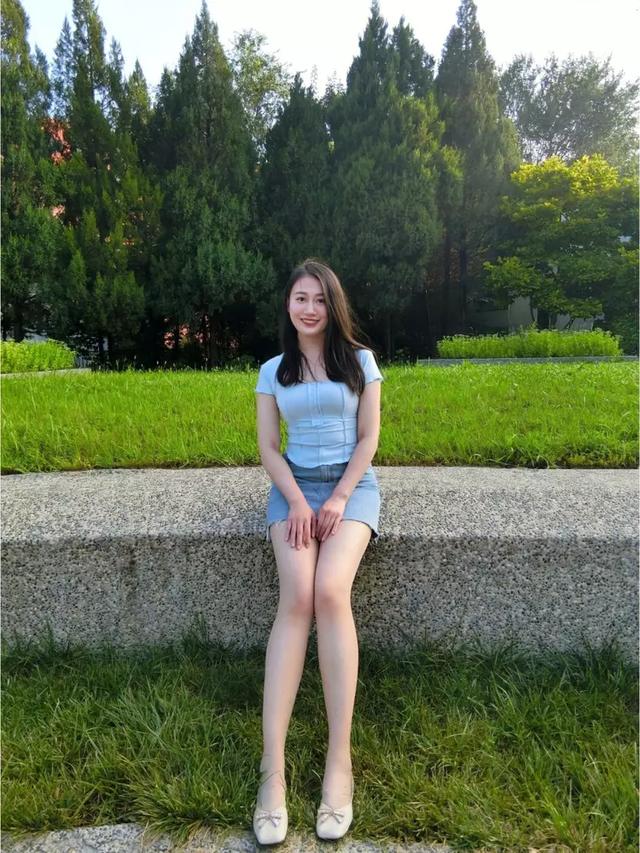 牛仔短裙搭配什么上衣好看，牛仔短裙配什么上衣好看（女性夏季衣柜里必搭单品之一的牛仔短裙）