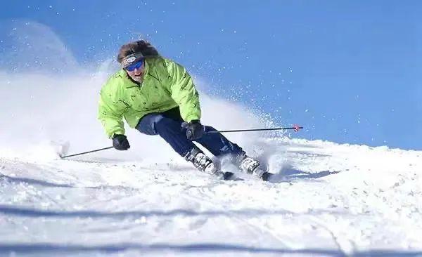 滑雪单板和双板哪个难，滑雪装备一套下来多少钱（单板滑雪好学还是双板滑雪好学）