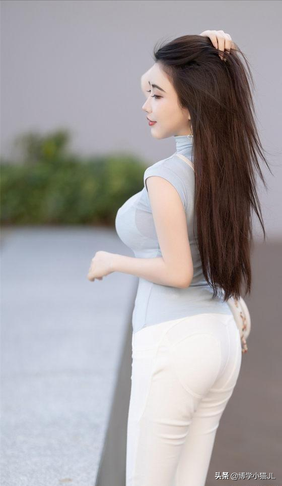 浅蓝裤子可以搭配什么鞋子，浅蓝的鞋子配什么裤子（穿修身版的白色裤子配上小皮鞋）