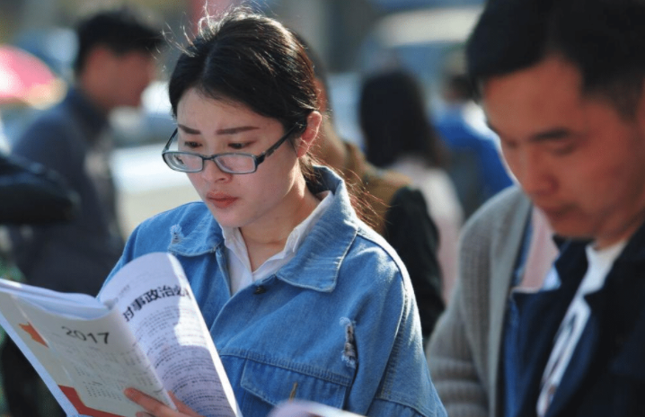 给母校的毕业赠言短句，给母校的毕业赠言有哪些（二三本学生毕业后可以选择哪些道路）