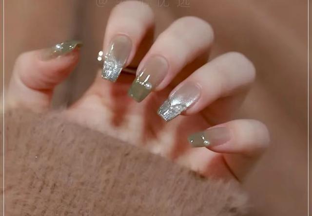 什么款式的美甲好看又显高贵，推荐几个美甲款式（秋冬千金/御姐/贵妇美甲合集来了）