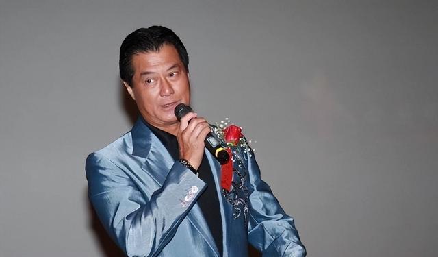 邓光荣为沈殿霞出头被人枪指头，2001年邓光荣晨跑被砍