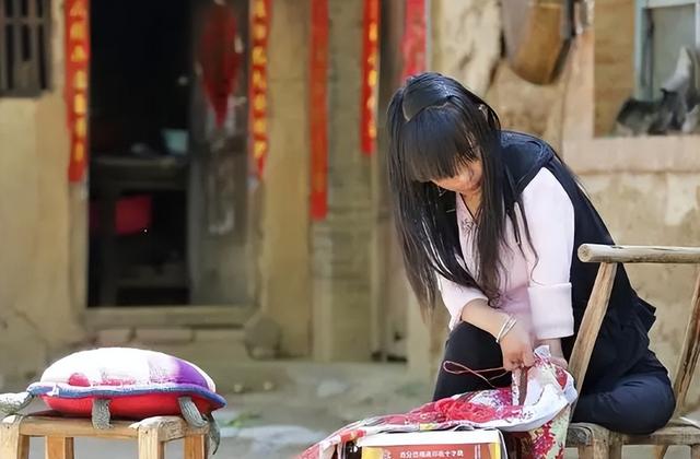 农村的漂亮姑娘，最漂亮的女人农村（河南农村漂亮“椅子姑娘”）