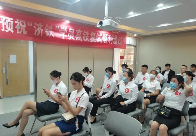 哪里招高铁乘务员，网上的高铁乘务员招聘信息是真的吗（2023年高铁乘务员地勤岗位就业报名截止名单）
