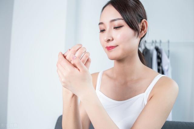 形容笑容很灿烂的句子，笑容灿烂的唯美句子（你的笑容，恰似万丈光芒）