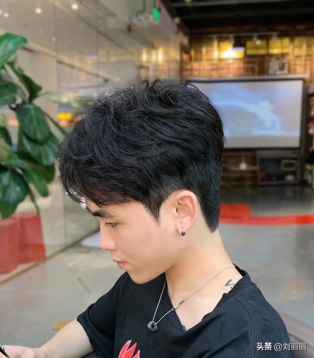 男生发际线高适合什么发型，发际线高适合什么头发（超帅的男士发型）