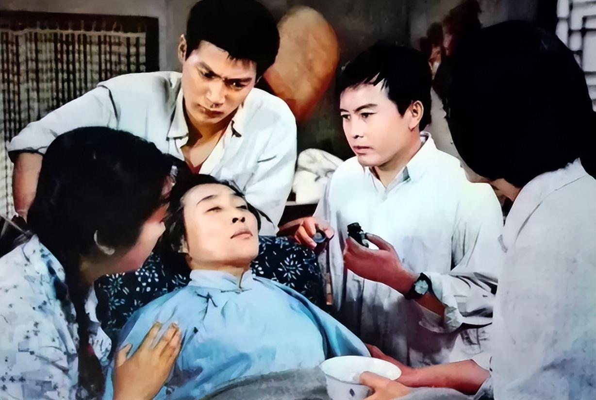 《喜盈门》是一部农村题材的家庭伦理喜剧片.