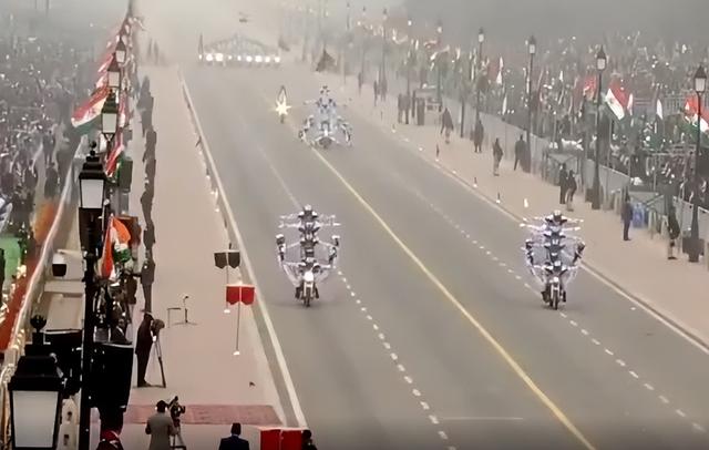 马戏团动物表演，马戏团表演有哪些节目（印度雾霾阅兵又成快乐源泉）