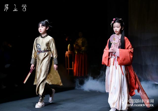 肩上的云歌词，肩上云系列在2023秋冬中国国际时装首秀