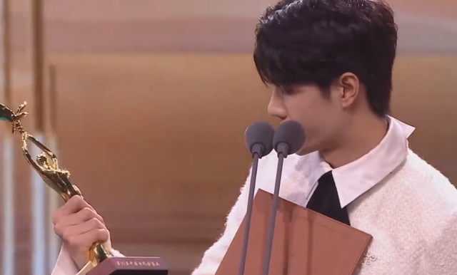 宋茜到底有没有对赵丽颖撇嘴，杨紫含泪、宋茜撇嘴、王一博领奖“六缺五”