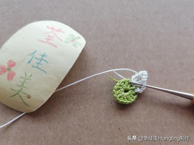 钩针编织小花朵，钩针编织花朵简单易学（新手半个小时就可以钩出来送给自己）
