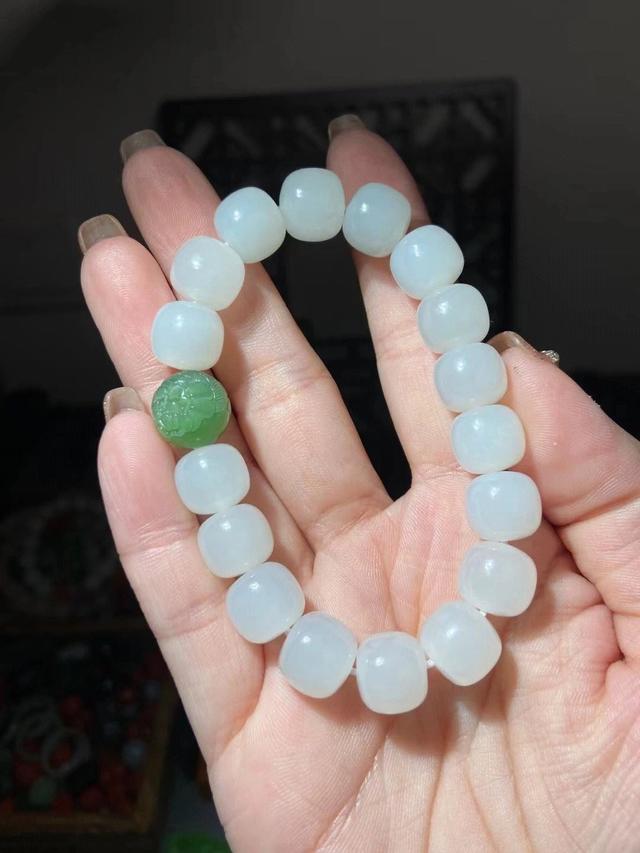 各式各样的水晶手串，就想随便戴戴