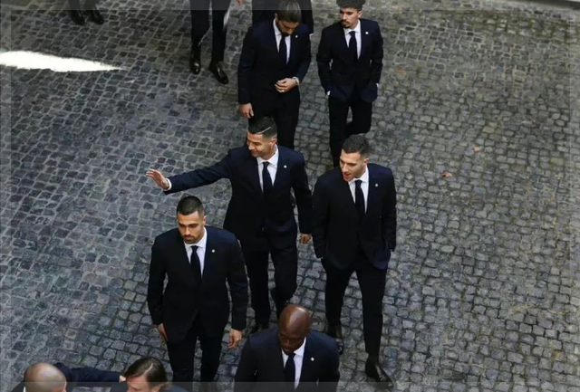 拍集体照穿什么颜色的衣服好看，拍照穿什么颜色衣服好看（世界杯“男模队”哪去了）