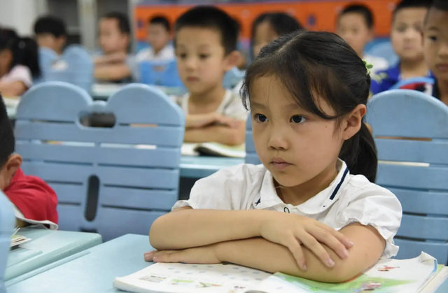 男孩子喜欢什么样的生日蛋糕，男孩子喜欢什么样的生日蛋糕呢（家长给男孩准备“课本”蛋糕）