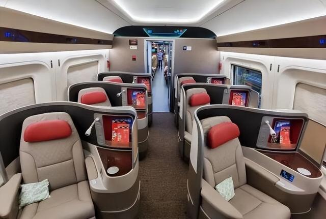 火车硬卧可以充电吗，火车上可以充电吗硬卧（火车上手机没电了）