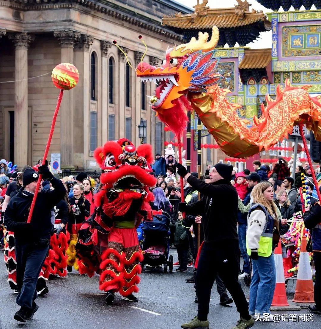 围观的人群摩肩擦踵,而且不止是中国人,还有大量的外国人涌过