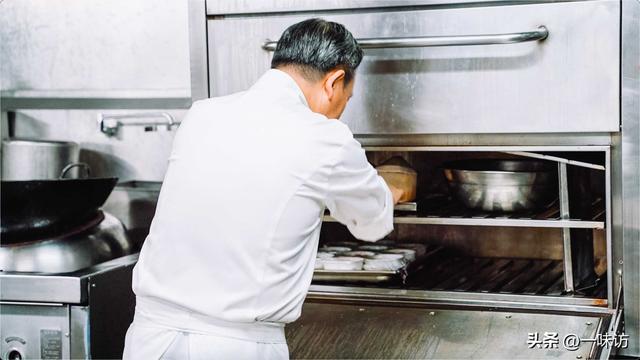 椰青怎么吃，椰子怎么吃?怎么打开?视频（香港超流行椰青炖鲍鱼汤做法）