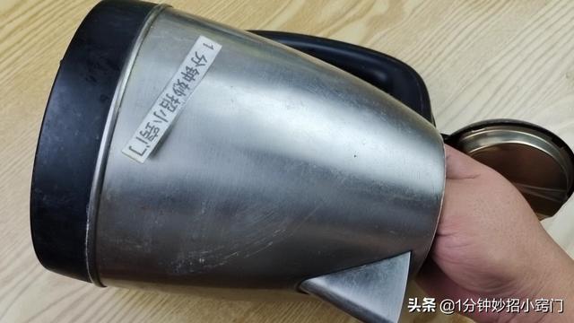 电水壶去水垢的方法，电水壶去水垢的好方法（电热水壶里撒一把）