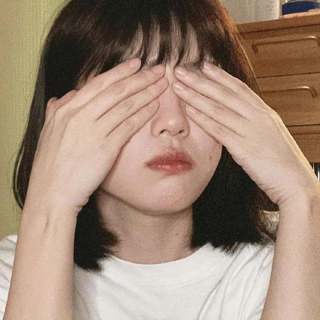 戴眼镜的女生头像，戴眼镜/女生/眼镜控微信（壁纸小馆：女生头像）