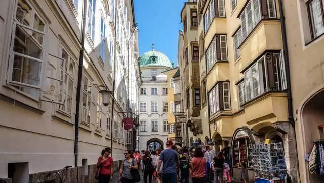 高山滑雪从高到低的顺序是什么，高山滑雪从高到低依次顺序是什么（高山滑雪和跳台滑雪有什么区别）