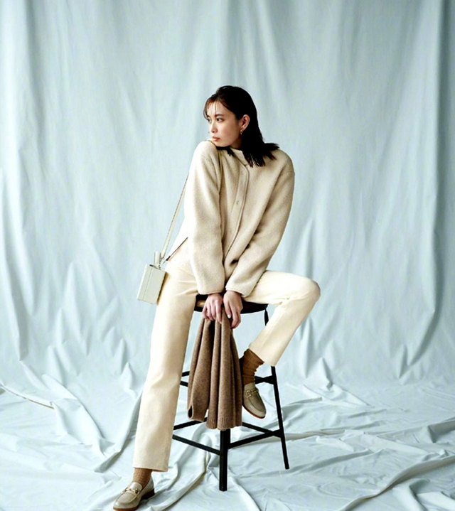米色裤子搭配，米色上衣搭配什么颜色的裤子好看（今年冬季成熟女人衣橱里）