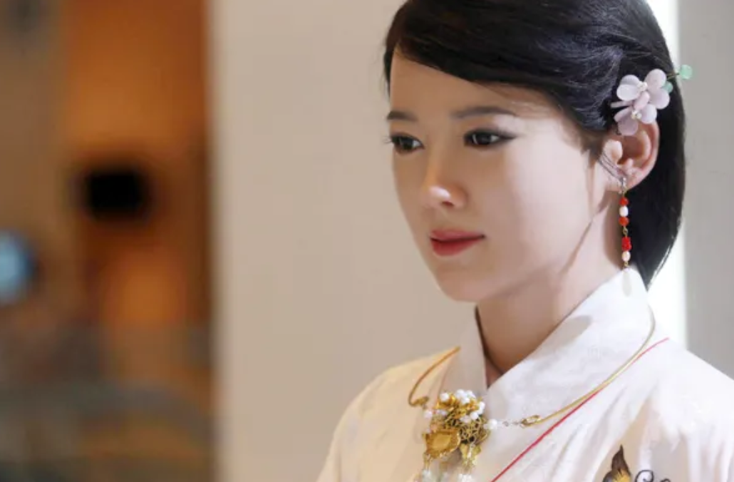 大学研发的交互机器人,功能上与erica相似,但佳佳的长相更像是真人,这