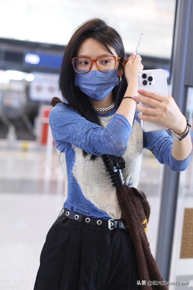 黑色运动鞋怎么搭配，黑色运动鞋怎么搭配衣服裤子女（章若楠印花上衣+黑色阔腿裤+白色运动鞋随性休闲）