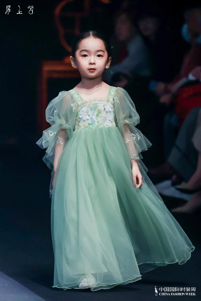 肩上的云歌词，肩上云系列在2023秋冬中国国际时装首秀