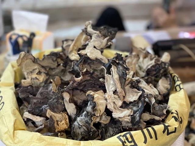 银耳多少钱一斤，黄金银耳的种植前景（盘溪批发市场给的）