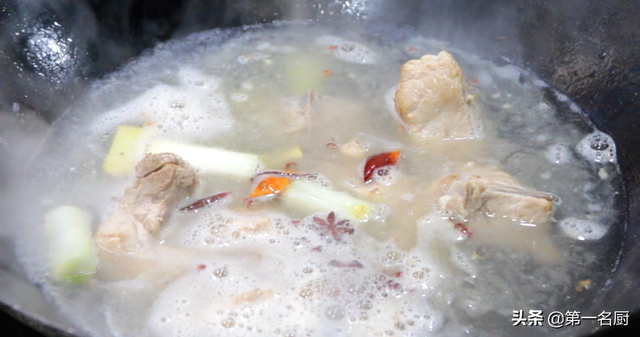 炖排骨汤的做法，清炖排骨汤的做法（放料越多越难吃）